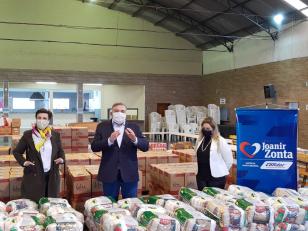 Rede de voluntários Família Solidária recebe 3 toneladas de alimentos para ajudar instituições que atendem idosos e crianças