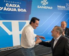 Governador Ratinho Júnior cumprimenta o secretário Ney Leprevost