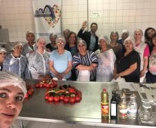 Mulheres em situação de vulnerabilidade participam de curso de culinária para geração de renda