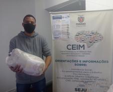 Secretaria da Justiça, Família e Trabalho entrega mais 97 cestas básicas para famílias de migrantes, refugiados e apátridas, em Curitiba