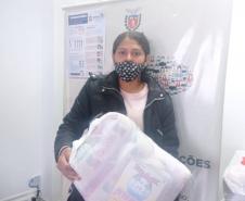 Secretaria da Justiça, Família e Trabalho entrega mais 97 cestas básicas para famílias de migrantes, refugiados e apátridas, em Curitiba