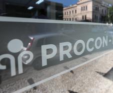 Procon e Samsung assinam acordo para entrega de carregadores aos consumidores