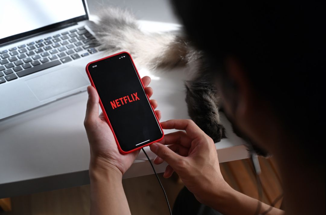 Procon-PR notifica Netflix por cobrança adicional aos usuários