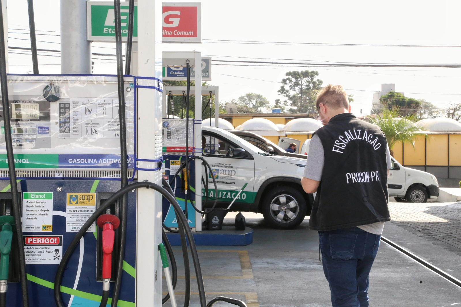 Procon-PR notifica distribuidoras para adequação dos preços dos combustíveis