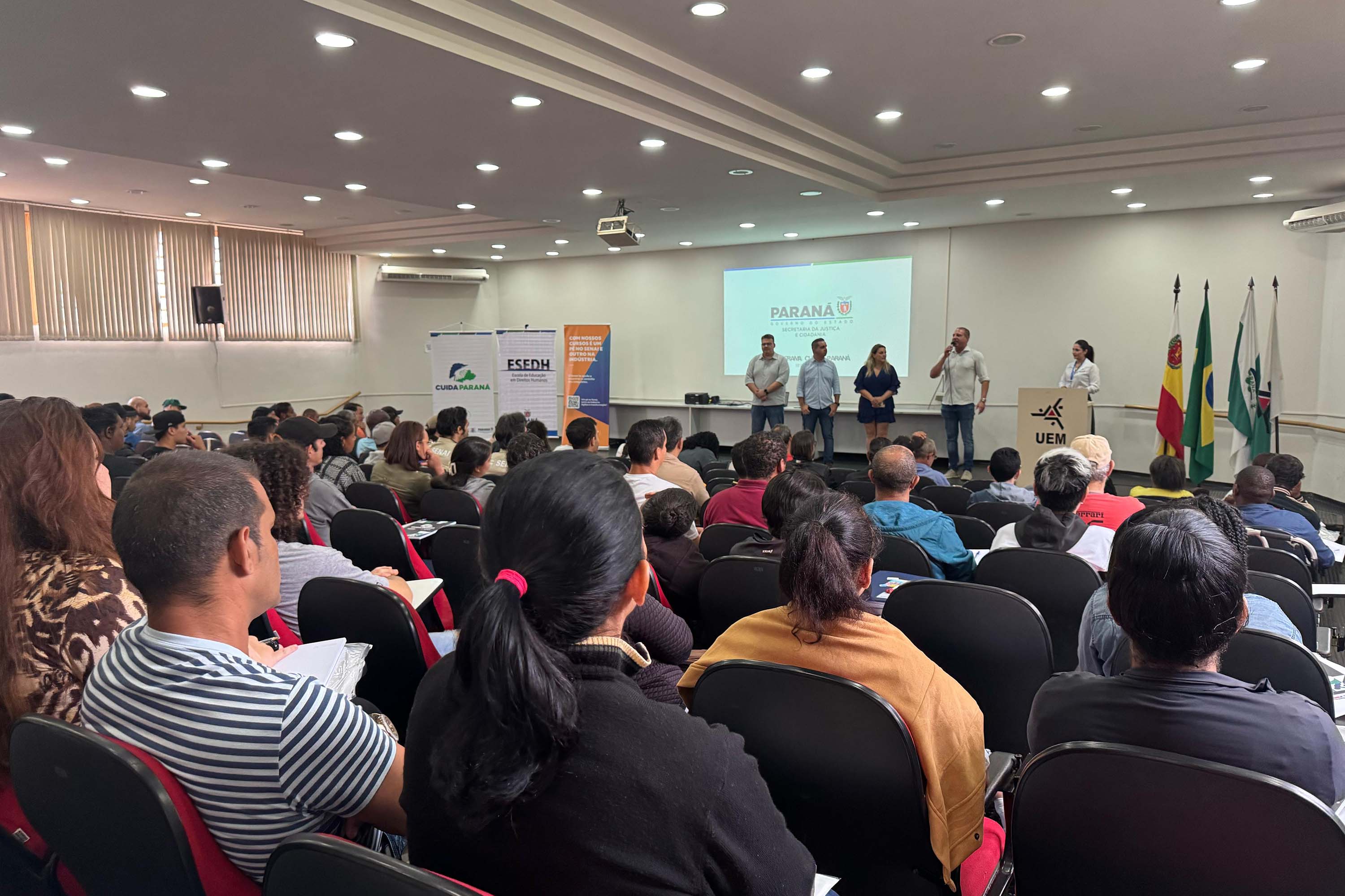 Ciclo do Cuida Paraná em Maringá reúne 128 alunos com migrantes de cinco países