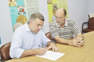 Ney Leprevost, secretário de Justiça, Família e Trabalho assinou hoje dois termos de fomento para projetos que serão implementados no Hospital Pequeno Príncipe e na Associação dos Amigos do Hospital de Clínicas da Universidade Federal do Paraná.  Os recursos oriundos do banco de projetos do Fundo da Infância e Adolescência, do Conselho Estadual de Defesa da Criança e do Adolescente FIA/Cedca, totalizam R$ 966.649,28.   Segundo o secretário da Sejuf, Ney Leprevost, “as parcerias vão auxiliar as instituições 