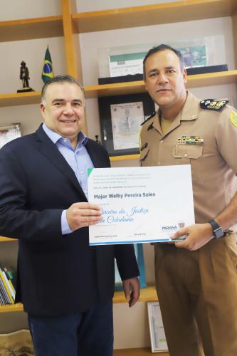 Ney Leprevost entrega reconhecimento público ao Tenente Coronel da Casa Militar