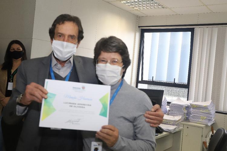 Secretaria da Justiça, Família e Trabalho presta homenagem a servidora pública que se aposenta com mais de 35 anos de profissão