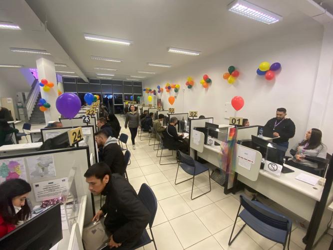 Mutirão LGBTI+ encaminha mais de 200 pessoas para vagas de emprego em Curitiba