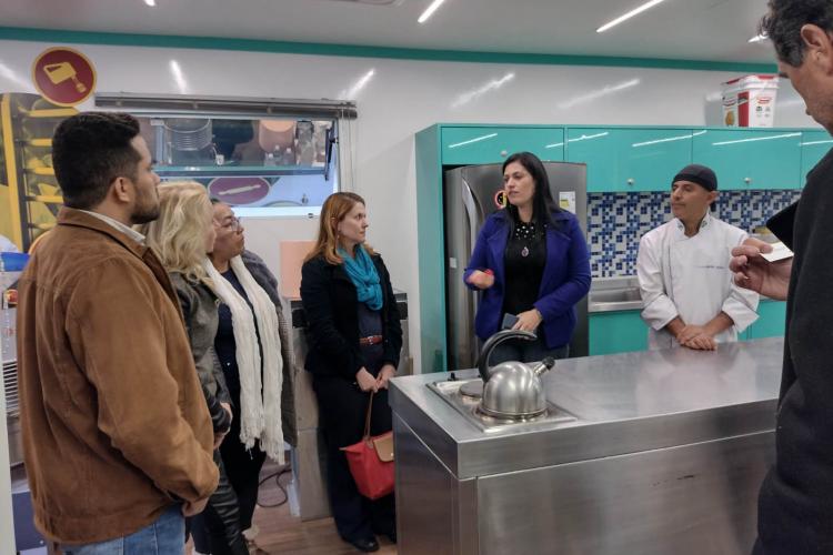 A equipe da OIM conheceu os programas paranaenses da área de geração de emprego e renda, capacitação profissional e regularização documental que já estão disponíveis para os migrantes no Paraná