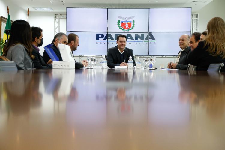 O governador Carlos Massa Ratinho Junior assinou nesta terça-feira (31) o termo de fomento para o Hospital Pequeno Príncipe, referente ao projeto Pelo Direito à Vida III. Com isso, a instituição passa a ter acesso a um valor de R$ 8,2 milhões, referentes à terceira captação de recursos oriundos de renúncia fiscal, via doação do Imposto de Renda de pessoas físicas e jurídicas.