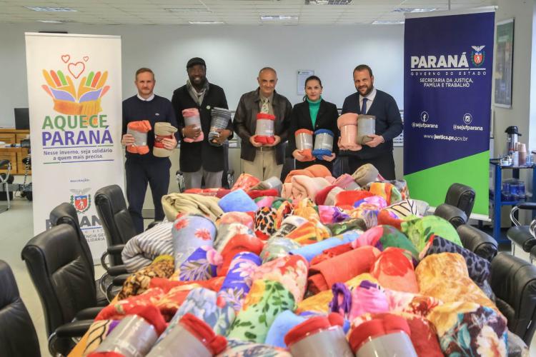 Campanha Aquece Paraná chega ao fim com mais de 40 mil peças de roupa arrecadadas -