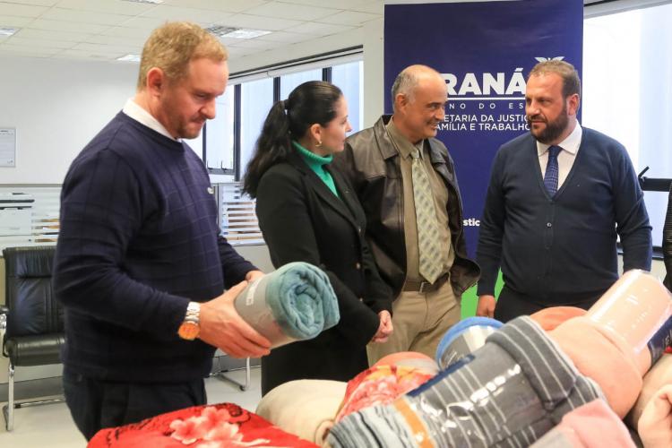 Campanha Aquece Paraná chega ao fim com mais de 40 mil peças de roupa arrecadadas -