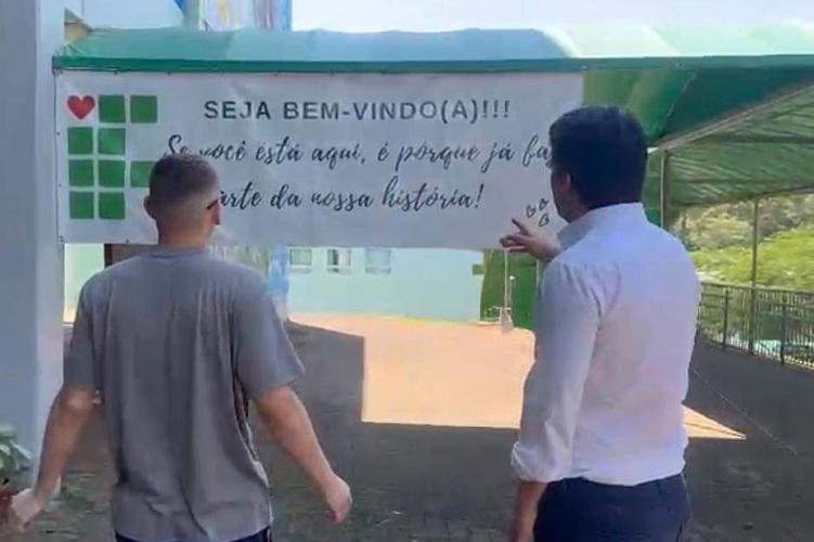 Adolescente na universidade