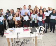 Sejuf e Celepar formam idosos em Curso de Smartphone