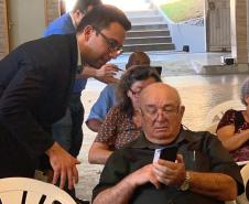 Curso gratuito de smartphone para idosos é sucesso na Paróquia de São Bráz