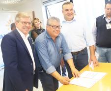 Ratinho Junior, Ney Leprevost e Jorge Lange viabilizam construção de  mais 303 casas para famílias em situação de extrema pobreza