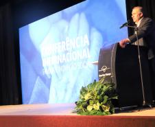 Em evento internacional, Ney Leprevost fala  sobre programas sociais para proteger as famílias