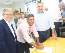 Ratinho Junior, Ney Leprevost e Jorge Lange viabilizam construção de  mais 303 casas para famílias em situação de extrema pobreza