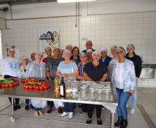 Mulheres em situação de vulnerabilidade participam de curso de culinária para geração de renda