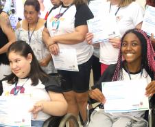 Membros da ala da inclusão da Escola Enamorados do Samba são homenageados pelo serviço prestado a causa das pessoas com deficiência