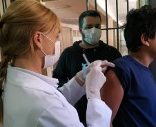 Adolescentes e servidores da Socioeducação do Paraná recebem a segunda fase da vacinação contra o Influenza