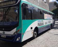 Ônibus da Agência do Trabalhador arrecada doações para instituições em frente ao Shopping Mueller