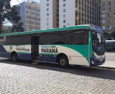 Ônibus da Agência do Trabalhador arrecada doações para instituições em frente ao Shopping Mueller