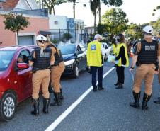 Secretaria de Justiça e Bptran da Polícia Militar realizam blitz educativa na capital paranaense para conscientização sobre violência e abuso contra crianças