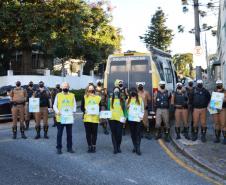 Secretaria de Justiça e Bptran da Polícia Militar realizam blitz educativa na capital paranaense para conscientização sobre violência e abuso contra crianças