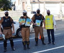 Secretaria de Justiça e Bptran da Polícia Militar realizam blitz educativa na capital paranaense para conscientização sobre violência e abuso contra crianças