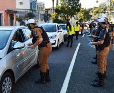 Secretaria de Justiça e Bptran da Polícia Militar realizam blitz educativa na capital paranaense para conscientização sobre violência e abuso contra crianças