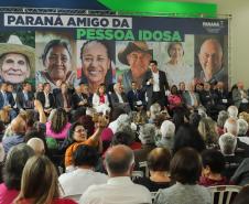 Ratinho Junior sanciona lei da gratuidade das passagens e anuncia programas aos idosos