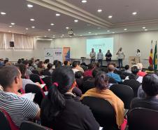 Ciclo do Cuida Paraná em Maringá reúne 128 alunos com migrantes de cinco países