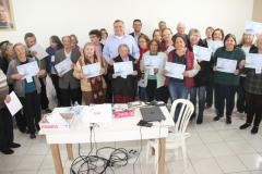 Sejuf e Celepar formam idosos em Curso de Smartphone