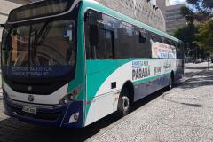 Ônibus da Agência do Trabalhador arrecada doações para instituições em frente ao Shopping Mueller