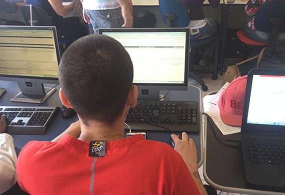 Menino utilizando um computador