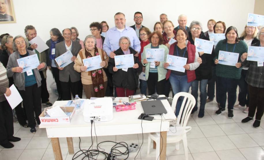 Sejuf e Celepar formam idosos em Curso de Smartphone