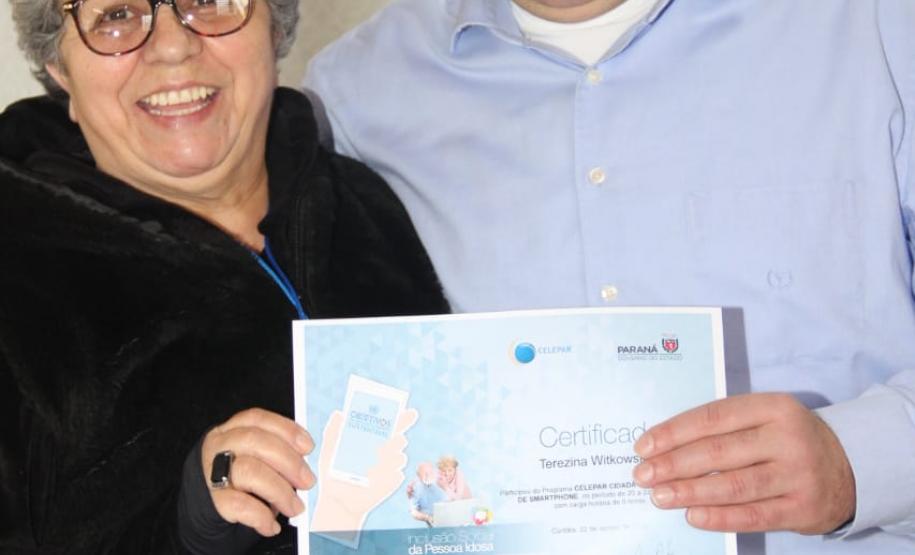 Sejuf e Celepar formam idosos em Curso de Smartphone