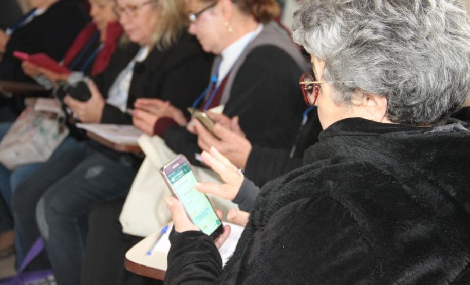 Sejuf e Celepar formam idosos em Curso de Smartphone