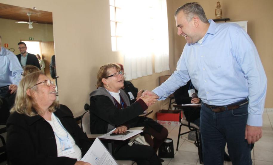 Sejuf e Celepar formam idosos em Curso de Smartphone