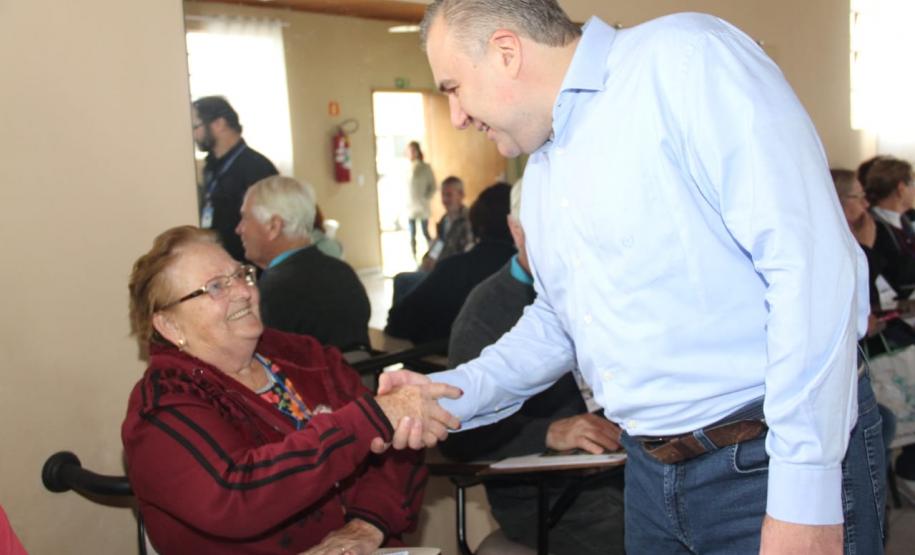 Sejuf e Celepar formam idosos em Curso de Smartphone