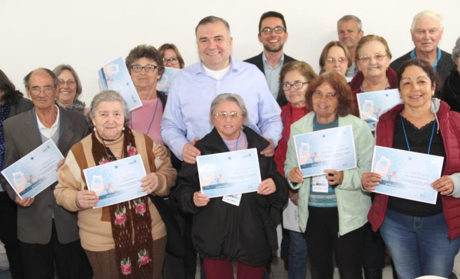 Sejuf e Celepar formam idosos em Curso de Smartphone