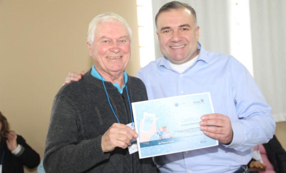 Sejuf e Celepar formam idosos em Curso de Smartphone