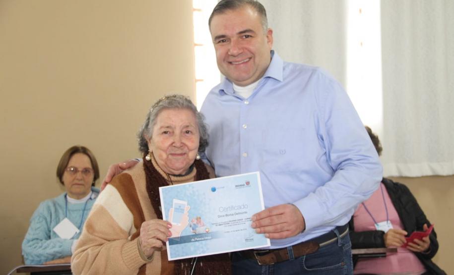 Sejuf e Celepar formam idosos em Curso de Smartphone