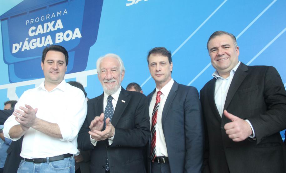 Governador Ratinho Júnior, vice-governador Darci Piana, diretor-presidente da Sanepar Claudio Stabile e o secretário Ney Leprevost