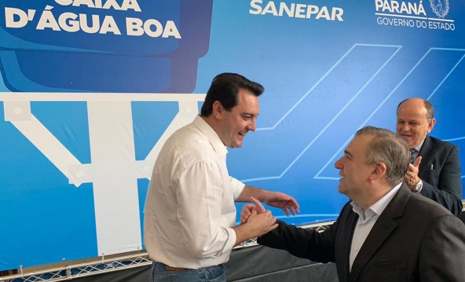 Governador Ratinho Júnior cumprimenta o secretário Ney Leprevost