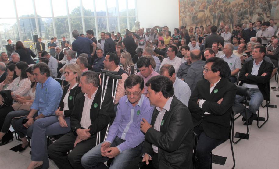 Prefeitos e demais participantes no evento de ampliação do Programa Caixa d'Água