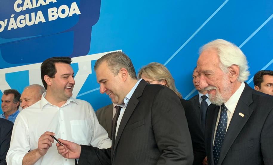 Governador Ratinho Júnior, o secretário Ney Leprevost e o vice-governador Darci Piana assinam a ampliação do programa Caixa d'Àgua
