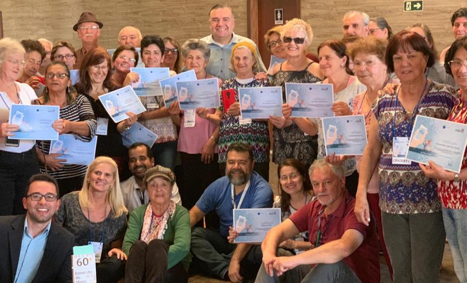 Curso gratuito de smartphone para idosos é sucesso na Paróquia de São Bráz